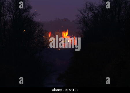 Ripon, North Yorkshire, 10. November 2018. Ripon Cathedral erleuchtet von animierten Projektion, die zeigt Fotos von WW1 und Listen von Soldaten, die ihr Leben im Krieg verloren. Credit: Yorkshire Pics/Alamy leben Nachrichten Stockfoto