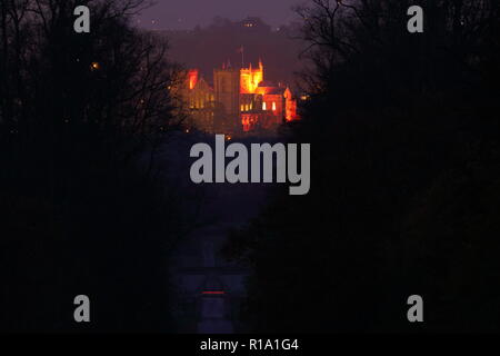 Ripon, North Yorkshire, 10. November 2018. Ripon Cathedral erleuchtet von animierten Projektion, die zeigt Fotos von WW1 und Listen von Soldaten, die ihr Leben im Krieg verloren. Credit: Yorkshire Pics/Alamy leben Nachrichten Stockfoto