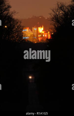 Ripon, North Yorkshire, 10. November 2018. Ripon Cathedral erleuchtet von animierten Projektion, die zeigt Fotos von WW1 und Listen von Soldaten, die ihr Leben im Krieg verloren. Credit: Yorkshire Pics/Alamy leben Nachrichten Stockfoto