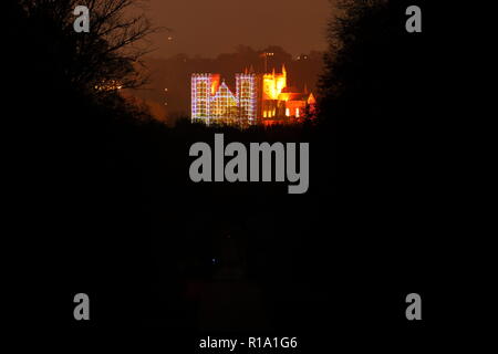 Ripon, North Yorkshire, 10. November 2018. Ripon Cathedral erleuchtet von animierten Projektion, die zeigt Fotos von WW1 und Listen von Soldaten, die ihr Leben im Krieg verloren. Credit: Yorkshire Pics/Alamy leben Nachrichten Stockfoto