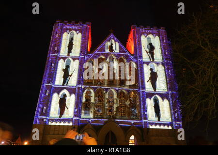 Ripon, North Yorkshire, 10. November 2018. Ripon Cathedral erleuchtet von animierten Projektion, die zeigt Fotos von WW1 und Listen von Soldaten, die ihr Leben im Krieg verloren. Credit: Yorkshire Pics/Alamy leben Nachrichten Stockfoto