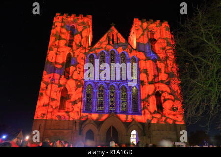 Ripon, North Yorkshire, 10. November 2018. Ripon Cathedral erleuchtet von animierten Projektion, die zeigt Fotos von WW1 und Listen von Soldaten, die ihr Leben im Krieg verloren. Credit: Yorkshire Pics/Alamy leben Nachrichten Stockfoto