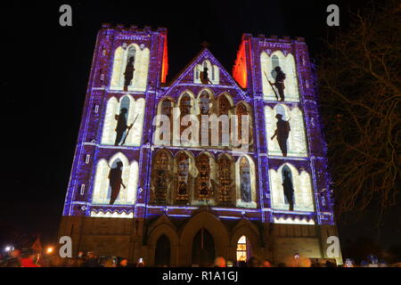 Ripon, North Yorkshire, 10. November 2018. Ripon Cathedral erleuchtet von animierten Projektion, die zeigt Fotos von WW1 und Listen der Männer, die ihr Leben im Krieg verloren. Credit: Yorkshire Pics/Alamy leben Nachrichten Stockfoto