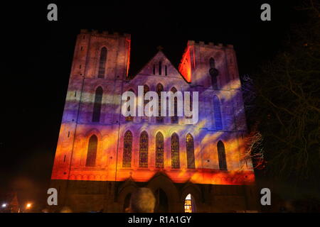 Ripon, North Yorkshire, 10. November 2018. Ripon Cathedral erleuchtet von animierten Projektion, die zeigt Fotos von WW1 und Listen der Männer, die ihr Leben im Krieg verloren. Credit: Yorkshire Pics/Alamy leben Nachrichten Stockfoto