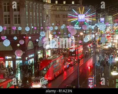 London, Großbritannien. 10 Nov, 2018. Die Londoner Oxford Street Weihnachtsbeleuchtung und Dekoration mit Londoner Busse und Fahrzeuge gesehen auf der Straße. Credit: Dinendra Haria/SOPA Images/ZUMA Draht/Alamy leben Nachrichten Stockfoto