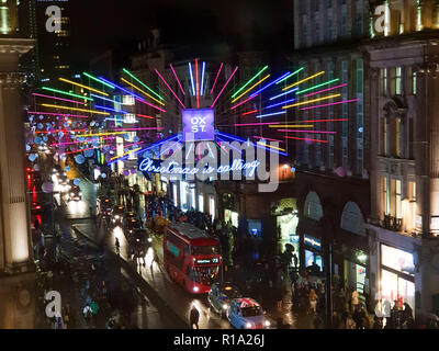 London, Großbritannien. 10 Nov, 2018. Die Londoner Oxford Street Weihnachtsbeleuchtung und Dekoration mit Londoner Busse und Fahrzeuge gesehen auf der Straße. Credit: Dinendra Haria/SOPA Images/ZUMA Draht/Alamy leben Nachrichten Stockfoto