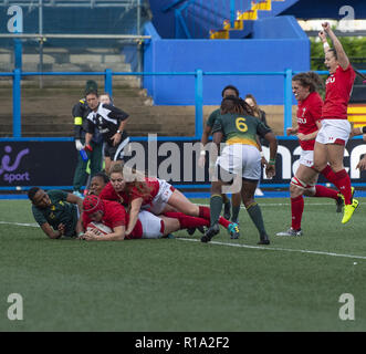 Cardiff, Wales, UK. 10 Nov, 2018. Wales Kapitän Carys Phillips Kerben versuchen während Wales Frauen v Südafrika Frauen Wales win 19-5. Herbst internationals in Cardiff Arms Park Cardiff Vereinigtes Königreich. Credit: Graham Glendinning/SOPA Images/ZUMA Draht/Alamy leben Nachrichten Stockfoto