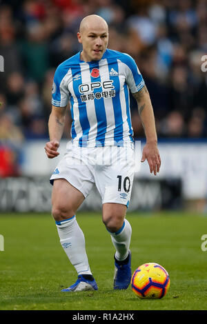 Aaron Mooy von Huddersfield Town während der Premier League Match zwischen Huddersfield Town und West Ham United bei John Smith's Stadion am 10. November 2018 in Huddersfield, England. (Foto von Daniel Chesterton/phcimages.com) Stockfoto