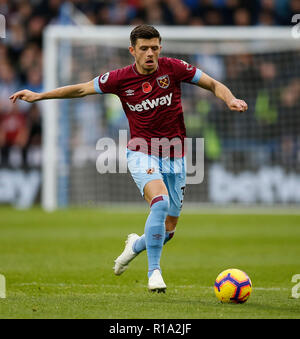 Aaron Cresswell von West Ham United in der Premier League Match zwischen Huddersfield Town und West Ham United bei John Smith's Stadion am 10. November 2018 in Huddersfield, England. (Foto von Daniel Chesterton/phcimages.com) Stockfoto