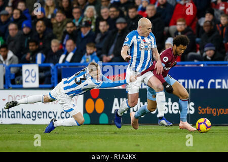 Felipe Anderson von West Ham United wird von Florent Hadergjonaj von Huddersfield Town und Aaron Mooy von Huddersfield Town während der Premier League Match zwischen Huddersfield Town und West Ham United bei John Smith's Stadion am 10. November 2018 in Huddersfield, England in Angriff genommen. (Foto von Daniel Chesterton/phcimages.com) Stockfoto