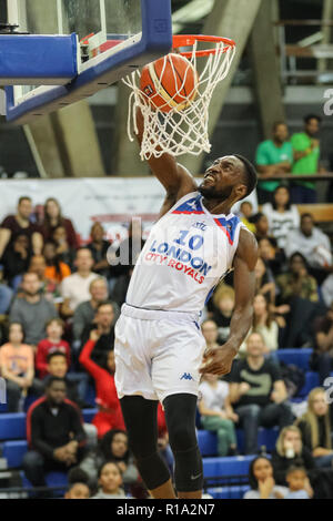 Crystal Palace National Sports Centre, London, Großbritannien, 10. November 2018. Nach einem stark umkämpften ersten Hälfte der BBL Meisterschaftspiel zwischen Home Team London City Royals und Besucher Leicester Reiter, das Spiel hatte mit Royals führenden 51:45 (5:54 verbleibenden in Quartal 3) aufgrund von Leckagen im Dach auf das Gericht zu Regen und die daraus resultierende Player Verletzung aufgegeben werden. Stockfoto