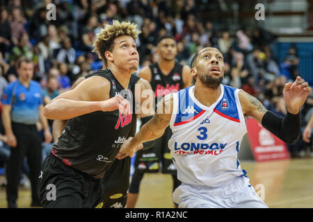 Crystal Palace National Sports Centre, London, Großbritannien, 10. November 2018. Nach einem stark umkämpften ersten Hälfte der BBL Meisterschaftspiel zwischen Home Team London City Royals und Besucher Leicester Reiter, das Spiel hatte mit Royals führenden 51:45 (5:54 verbleibenden in Quartal 3) aufgrund von Leckagen im Dach auf das Gericht zu Regen und die daraus resultierende Player Verletzung aufgegeben werden. Stockfoto