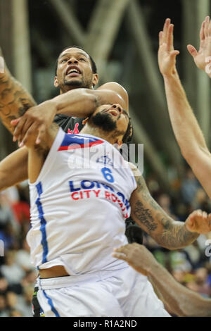 Crystal Palace National Sports Centre, London, Großbritannien, 10. November 2018. Nach einem stark umkämpften ersten Hälfte der BBL Meisterschaftspiel zwischen Home Team London City Royals und Besucher Leicester Reiter, das Spiel hatte mit Royals führenden 51:45 (5:54 verbleibenden in Quartal 3) aufgrund von Leckagen im Dach auf das Gericht zu Regen und die daraus resultierende Player Verletzung aufgegeben werden. Stockfoto