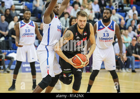 Crystal Palace National Sports Centre, London, Großbritannien, 10. November 2018. Reiter Alex Larsson (21) bricht durch die Royals Verteidigung. Nach einem stark umkämpften ersten Hälfte der BBL Meisterschaftspiel zwischen Home Team London City Royals und Besucher Leicester Reiter, das Spiel hatte mit Royals führenden 51:45 (5:54 verbleibenden in Quartal 3) aufgrund von Leckagen im Dach auf das Gericht zu Regen und die daraus resultierende Player Verletzung aufgegeben werden. Stockfoto