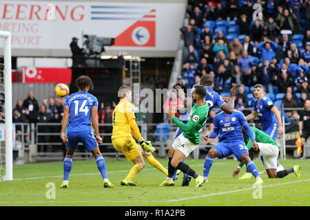 Cardiff, Wales, UK. 10 Nov, 2018. Sol Bamba von Cardiff City Kerben seine Mannschaften 2. Ziel es 2-1. Premier League match, Cardiff City v Brighton & Hove Albion in Cardiff City Stadion am Samstag, den 10. November 2018. Dieses Bild dürfen nur für redaktionelle Zwecke verwendet werden. Nur die redaktionelle Nutzung, eine Lizenz für die gewerbliche Nutzung erforderlich. Keine Verwendung in Wetten, Spiele oder einer einzelnen Verein/Liga/player Publikationen. pic von Andrew Obstgarten/Andrew Orchard sport Fotografie/Alamy leben Nachrichten Stockfoto