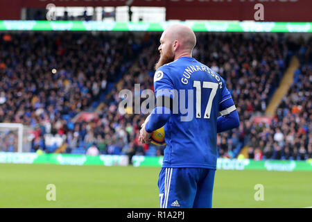 Cardiff, Wales, UK. 10 Nov, 2018. Aron Gunnarsson von Cardiff City bereitet sich auf einen langen einwurf. Premier League match, Cardiff City v Brighton & Hove Albion in Cardiff City Stadion am Samstag, den 10. November 2018. Dieses Bild dürfen nur für redaktionelle Zwecke verwendet werden. Nur die redaktionelle Nutzung, eine Lizenz für die gewerbliche Nutzung erforderlich. Keine Verwendung in Wetten, Spiele oder einer einzelnen Verein/Liga/player Publikationen. pic von Andrew Obstgarten/Andrew Orchard sport Fotografie/Alamy leben Nachrichten Stockfoto