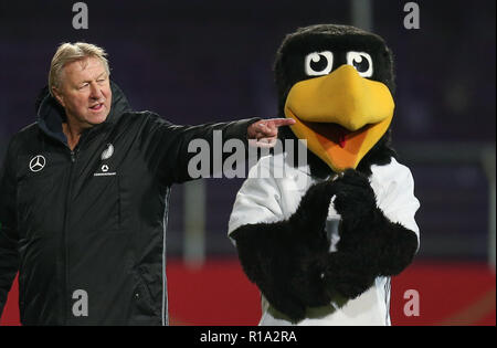 10. November 2018, Niedersachsen, Osnabrück: Fußball, Frauen: Freundschaftsspiel, Deutschland - Italien im Stadion Osnabrück. Bundestrainer Horst Hrubesch (l) zeigt auf DFB-Maskottchen Paule (r). Foto: Friso Gentsch/dpa Stockfoto