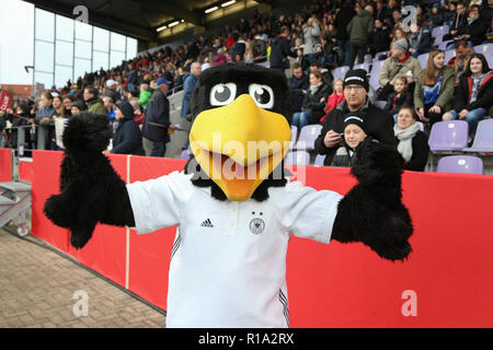 10. November 2018, Niedersachsen, Osnabrück: Fußball, Frauen: Freundschaftsspiel, Deutschland - Italien im Stadion Osnabrück. DFB Maskottchen Paule steht vor der Haupttribüne. Foto: Friso Gentsch/dpa Stockfoto