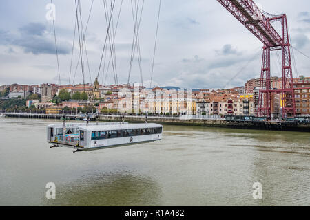 Getxo (Biskaya, Vizcaya Brücke über den Fluss Nervión und ein Passagier barge zwischen Palma de Mallorca und Las Arenas, Spanien) Stockfoto