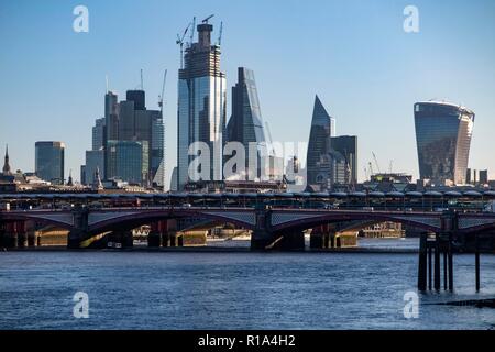 Die City von London aus unter der Millennium Bridge an einem sonnigen Tag im Sommer Stockfoto