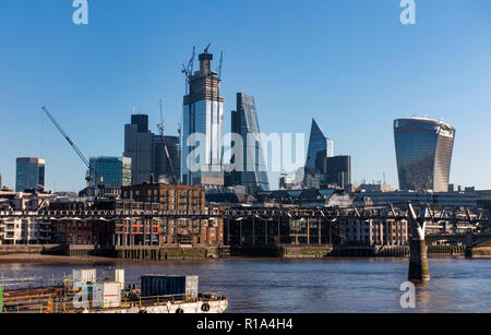 Die City von London aus unter der Millennium Bridge an einem sonnigen Tag im Sommer Stockfoto