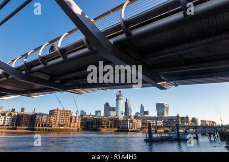 Die City von London aus unter der Millennium Bridge an einem sonnigen Tag im Sommer Stockfoto