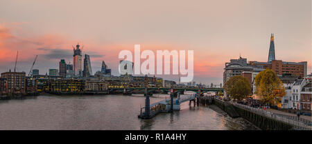 Einen schönen Sonnenuntergang über der City von London und die Themse im Herbst Stockfoto