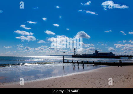 Bournemouth Strand und Pier im Sommer Stockfoto