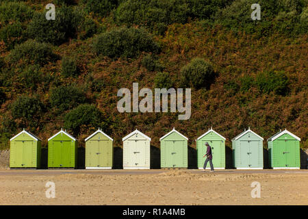 Die schönen Farben des Badekabinen am Strand von Bournemouth im Sommer Stockfoto