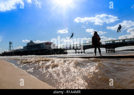 Urlauber steigen auf einem zipwire auf Bournemouth Strand im Sommer Stockfoto