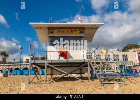 Eine coole Lebensretter mit blonden Dreadlocks auf Bournemouth Strand im Sommer Stockfoto