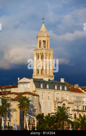 Altstadt in der Stadt Split in Kroatien mit Kathedrale des Heiligen Domnius Glockenturm von 1100 AD im romanischen Stil. Stockfoto