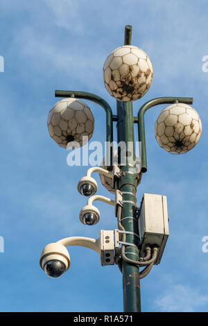 Dreckig, die Straßenlaternen und Überwachungskameras vor blauem Himmel Stockfoto