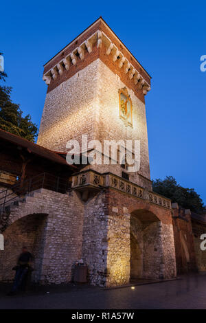 St Florian Tor (Brama Florianska) beleuchtet bei Nacht in der Altstadt von Krakau in Polen. Die gotische Architektur in der Stadt wieder in den 1300 Jahren zurückgeht. Stockfoto