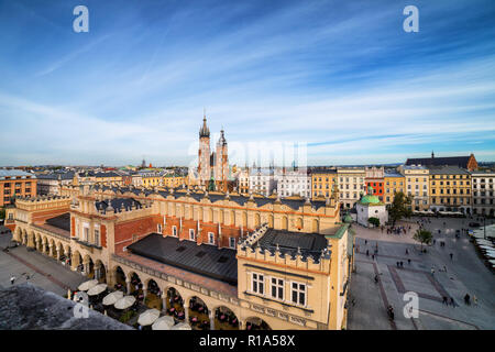 Skyline der Stadt Krakau in Polen, Hauptplatz in der Altstadt mit den Tuchhallen (Sukiennice) im Zentrum. Stockfoto