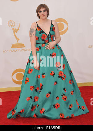 Lena Dunham 322 Ankunft auf dem 65th Primetime Emmy Awards im Nokia Theater in Los Angeles. Lena Dunham 322 Veranstaltung in Hollywood Leben - Kalifornien, Red Carpet Event, USA, Filmindustrie, Prominente, Fotografie, Bestof, Kunst, Kultur und Unterhaltung, Topix prominente Mode, Besten, Hollywood Leben, Event in Hollywood Leben - Kalifornien, Roter Teppich und backstage, Film Stars, TV Stars, Musik, Promis, Topix, Bestof, Kunst, Kultur und Unterhaltung, vertikal, eine Person, Fotografie, Mode, volle Länge, 2013 Anfrage tsuni@Gamma-USA.com, Kredit Tsuni/USA, Stockfoto