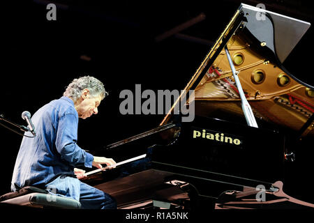 Torino, Italien. 09 Nov, 2018. Chick Corea spielt auf der Bühne OGR Jazz Music Club, Turin. Credit: Bruno Brizzi/Pacific Press/Alamy leben Nachrichten Stockfoto