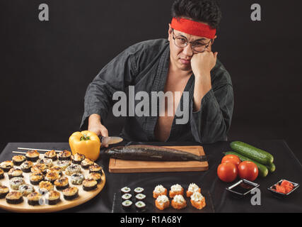 Unglücklichen jungen asiatischen Mann in der Küche Stockfoto