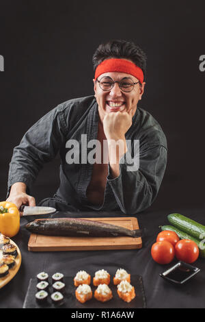 Happy überglücklich männlich in die Kamera schaut, über schwarzen Hintergrund. Stockfoto