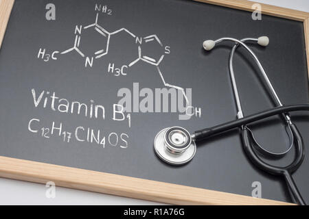 Die chemische Formel von Vitamin B1 auf einem Whiteboard zusammen mit einem Stethoskop, konzeptionelle Bild gezeichnet Stockfoto