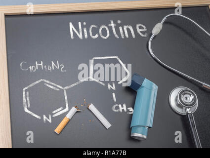 Formel chemische Nikotin geschrieben und mit Kreide auf einer Tafel gezeichnet, neben einem Inhalator und ein Stethoskop, konzeptionelle Bild Stockfoto