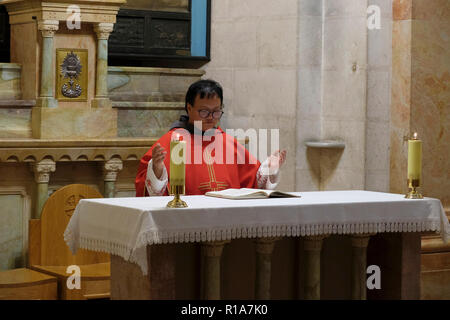 Ein südkoreanischer Priester hält eine katholische Messe in der katholischen Franziskanerkapelle der "Verurteilung und Verweigerung der Cross' befindet sich auf dem Gelände des Klosters von Flagellation die 2. Station des Kreuzes, die die traditionelle markiert Stelle, wo Jesus nahm sein Kreuz nach der Verurteilung zu Kreuzigung, die in der Via Dolorosa Straße in der Alten Stadt Jerusalem Israel Stockfoto