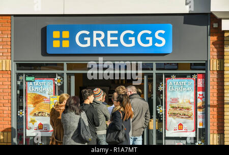 M4 SERVICES, Reading, England - NOVEMBER 2018: Kunden in der Warteschlange vor der Tür an der beliebten Zweig von Greggs Bäcker an der Tankstelle auf der Stockfoto