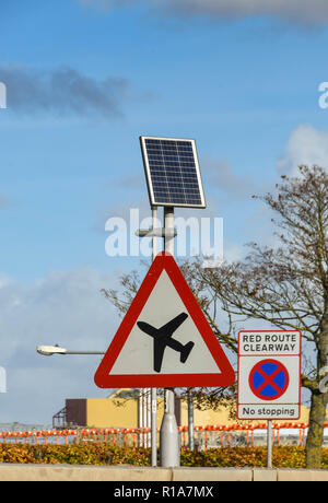 LONDON, ENGLAND - NOVEMBER 2018: Schild auf der 30 Straße am Flughafen London Heathrow Autofahrer rechtzeitig auf tief fliegenden aircarft. Das Licht für die Zeichen Stockfoto