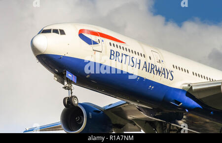 LONDON, ENGLAND - NOVEMBER 2018: British Airways Boeing 777 Long Haul airliner Landung am Flughafen London Heathrow. Stockfoto