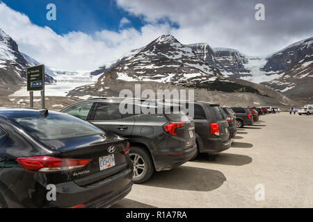 COLUMBIA ICEFIELD, Alberta, Kanada - Juni 2018: Autos am Columbia Icefield Visitor Center in Alberta, Kanada geparkt. Die Athabasca Gletscher. Stockfoto