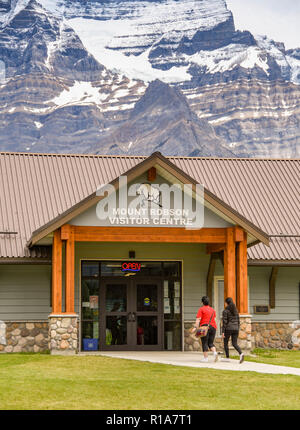 MOUNT ROBSON, BRITISH COLUMBIA, KANADA - JUNI 2018: Außenansicht von der Vorderseite des Mount Robson Visitor Center mit den Bergen im Hintergrund. Stockfoto