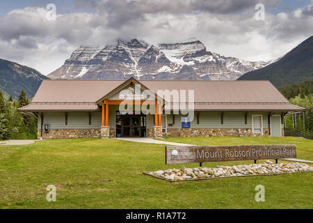 MOUNT ROBSON, BRITISH COLUMBIA, KANADA - JUNI 2018: Außenansicht von der Vorderseite des Mount Robson Visitor Center mit den Bergen im Hintergrund. Stockfoto