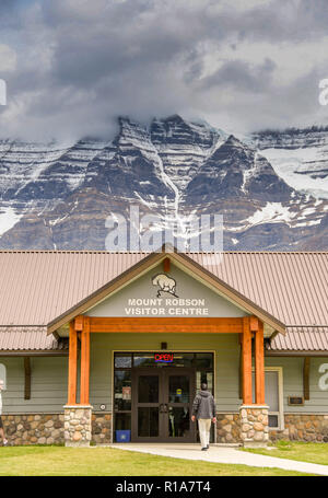 MOUNT ROBSON, BRITISH COLUMBIA, KANADA - JUNI 2018: Außenansicht von der Vorderseite des Mount Robson Visitor Center mit den Bergen im Hintergrund. Stockfoto