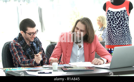 Zwei kreative neue Ideen an einem Tisch sitzen in einem Creative Studio diskutieren Stockfoto